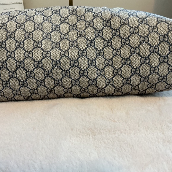 GUCCI GG MONOGRAM GM TOTE WITH DUST BAG AND COA - Picture 3 of 3
